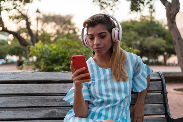 Chica Escuchando Música Desde Celular Parque —  Fotos de Stock