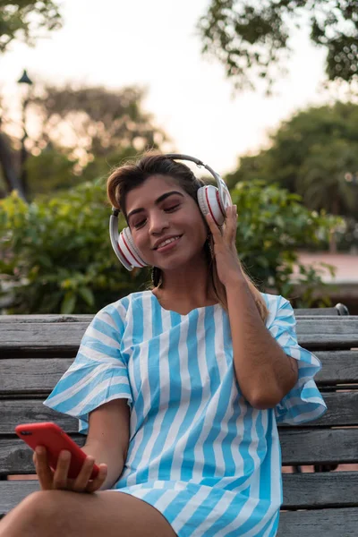 Mujer Hermosa Feliz Escuchando Música Sentada Banco Del Parque —  Fotos de Stock