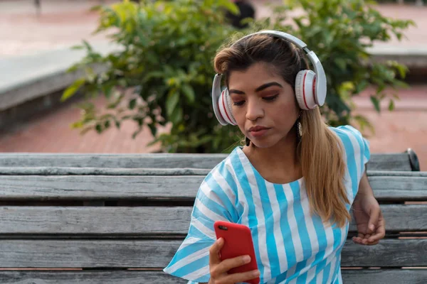 Joven Turista Latino Vacaciones Escuchando Música Con Smartphone Ciudad —  Fotos de Stock