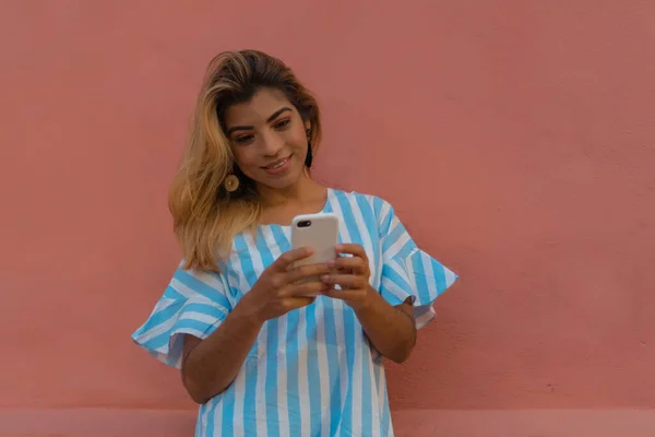 Молодая Женщина Улице Проверяет Свой Телефон — стоковое фото