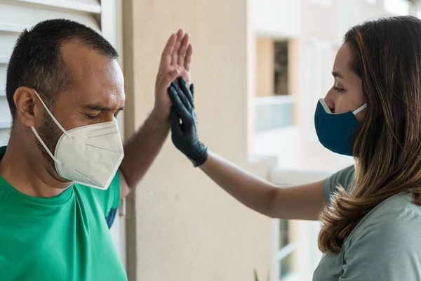 Hastayla çalışan fizyoterapist.