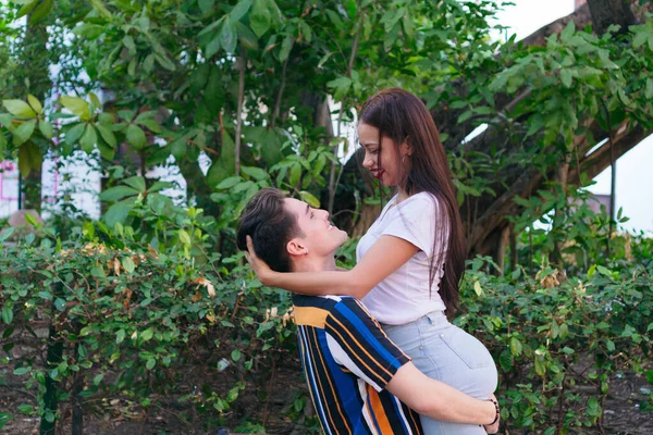 Una Pareja Feliz Hombre Cargando Mujer Parque — Foto de Stock