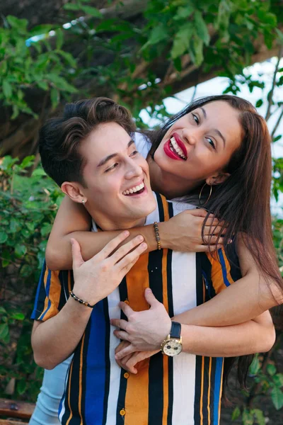 Portrait Jeune Couple Amusant Dans Parc — Photo