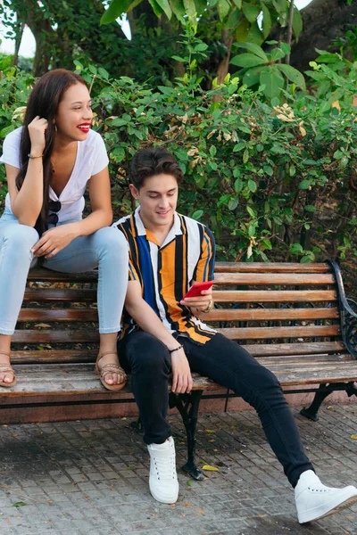 Una Feliz Pareja Joven Parque Por Tarde — Foto de Stock