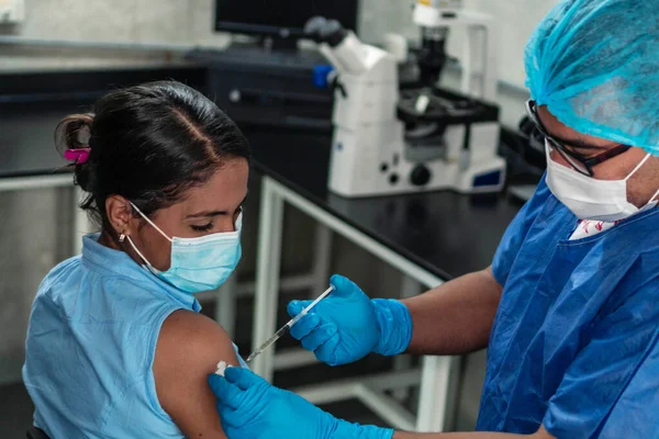 Lékař Aplikující Vakcínu Během Pandemie — Stock fotografie