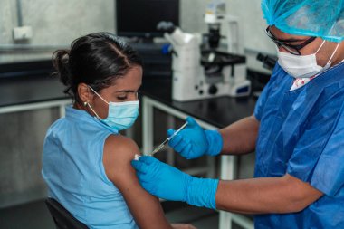 Koronavirüs aşısı olan İspanyol kadın