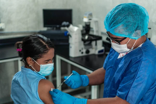 Lékař Aplikuje Latinskoamerickou Ženu Kovidální Vakcínou — Stock fotografie