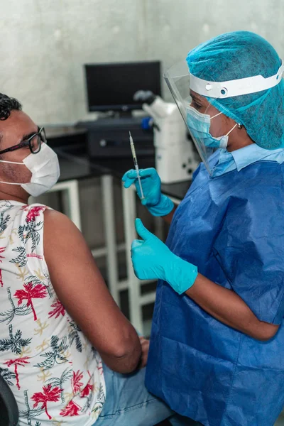 戴口罩的医生注射Covid 19疫苗 为人接种抗病毒疫苗 — 图库照片