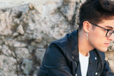 Dışarıdaki yakışıklı genç adam. Ceketli yakışıklı genç adam. Dışarıda, parkta.