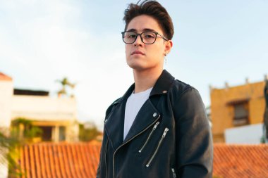 Gözlüklü adam, kameraya bakıyor, üzgün..