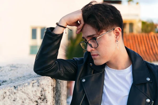 Kafası dışarıda oturan genç bir İspanyol 'un yakın plan portresi..