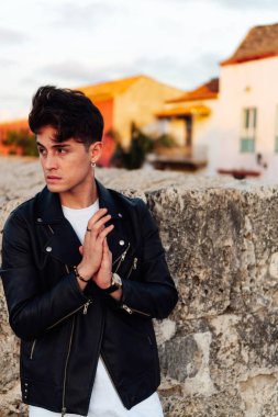 Açık havada yakışıklı, üzgün bir adamın portresi.