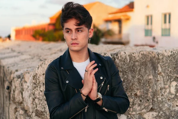 Açık havada yakışıklı beyaz bir adamın portresi.