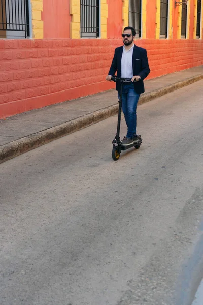 Homem Que Conduz Uma Scooter Rua — Fotografia de Stock