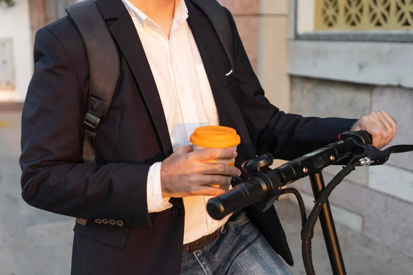 コーヒーを飲みスクーターを運転する男 — ストック写真