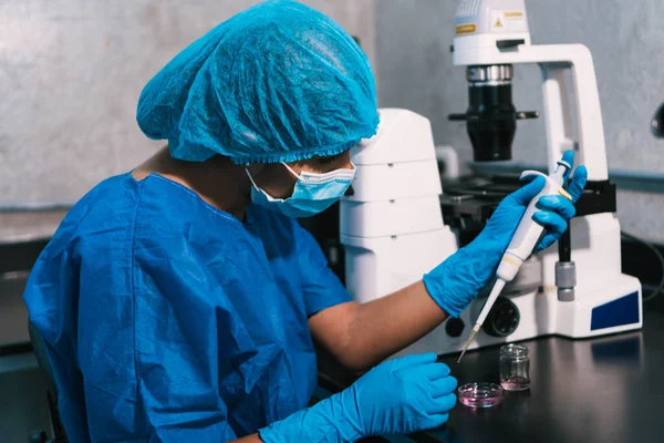 Cientista Que Trabalha Laboratório Com Micropipetas — Fotografia de Stock