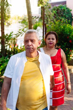 Yaşlı çift açık havada parkta yürüyor.