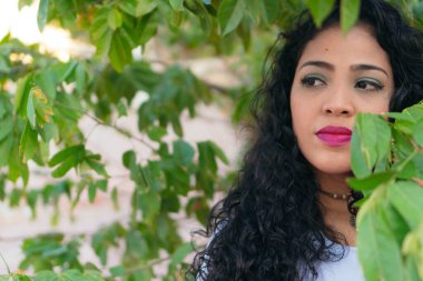 İkili olmayan genç bir yetişkinin portresi