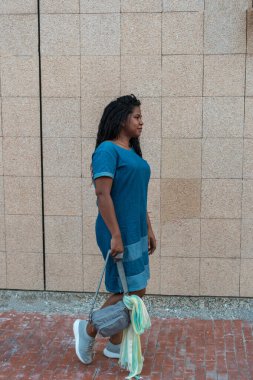 Sokakta yürüyen kadın