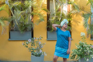 Sarıklı genç Afrikalı kız gülüyor