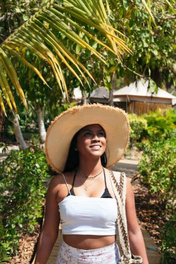 Siyahi kadın güzel doğal arka planda eğleniyor.