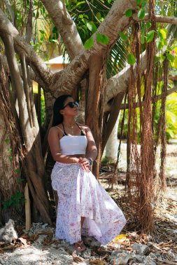 Çevresindeki doğanın tadını çıkaran güzel bir genç kadın. Yaz tatili kavramı