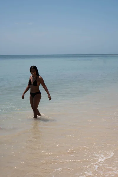 Černá Žena Černých Plavkách Baví Pláži Letní Čas — Stock fotografie