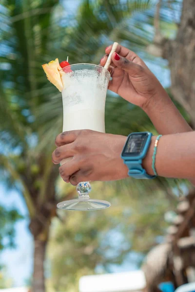 Μια Νεαρή Όμορφη Κοπέλα Πίνει Κοκτέιλ Στην Παραλία Θερινή Ώρα — Φωτογραφία Αρχείου
