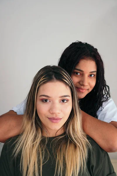 Retrato Dos Jóvenes Hispanas Pie Juntas Mirando Cámara —  Fotos de Stock