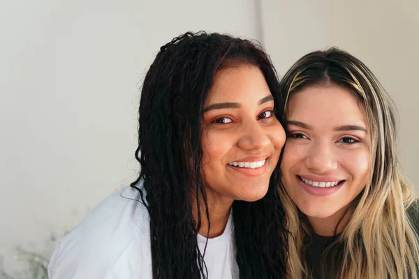 Dos Amigos Hispanos Sonriendo Dos Chicas Casa Sonriendo —  Fotos de Stock