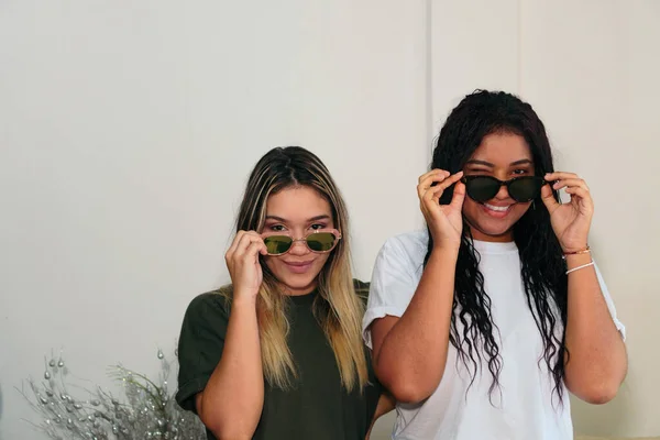 Fun Cool Multiracial Girlfriends Wear Sunglasses Looking Camera Best Friends — Foto Stock