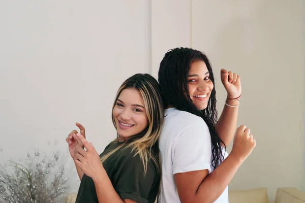 Two Friends Smiling Having Fun Living Room Home — Foto Stock