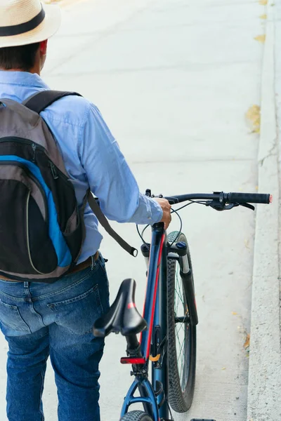 自転車に乗って街に戻る男 — ストック写真