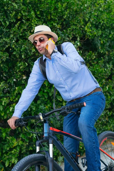 Egy Éves Férfi Alkalmi Ruhában Beszél Mobilján Biciklizés Közben — Stock Fotó
