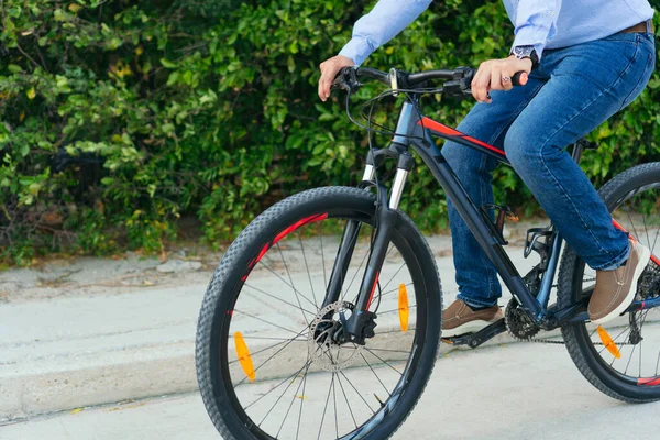 Unbekannter Geschäftsmann Fährt Mit Dem Fahrrad Zur Arbeit Auf Einer — Stockfoto