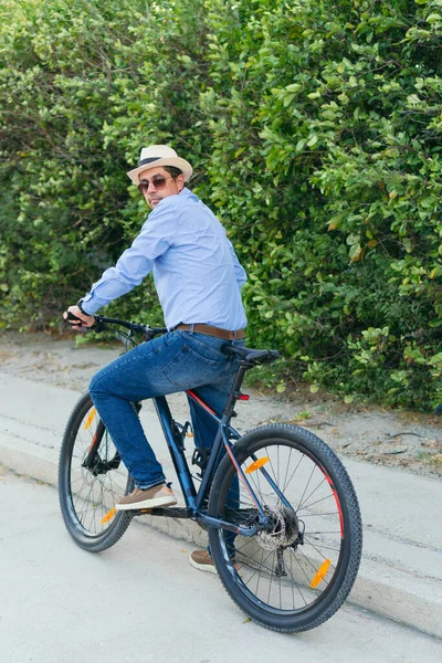 起業家サイクリングは街の通りで働く — ストック写真