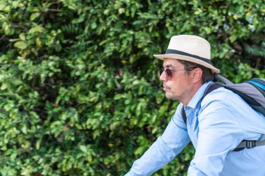 Sokakta bisiklet süren yaşlı bir adam.