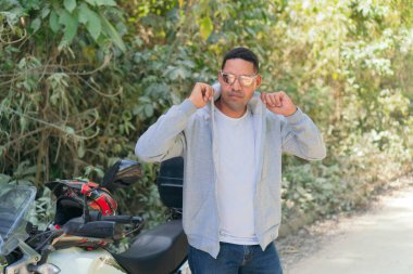 Motosiklet sürmek için ceket giyen bir adam.