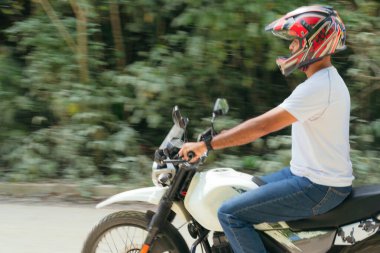Miğferli Erkek Motosikletçinin Portresi