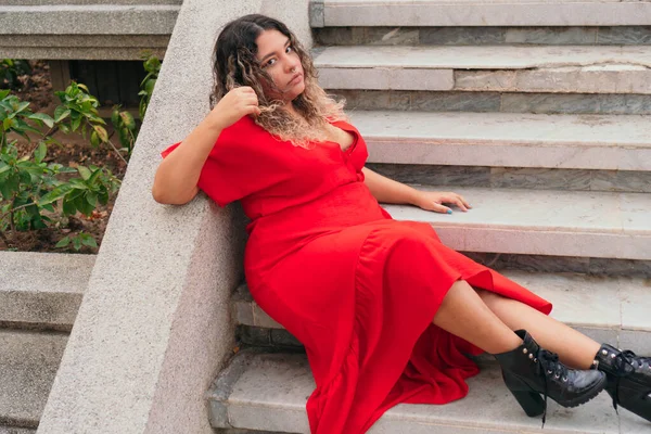 Hispanic Woman Sitting Park Enjoying Life Overweight Young Woman Elegant — Stock Photo, Image