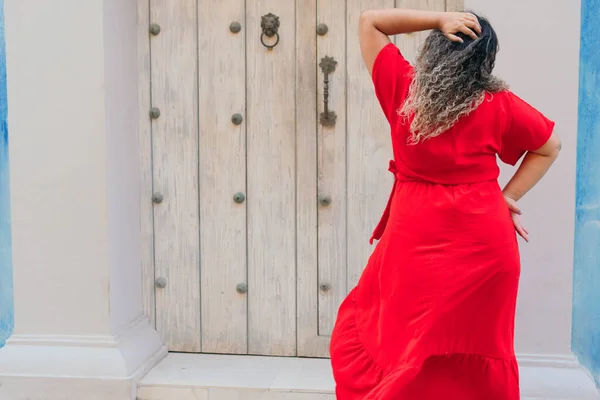 Όμορφο Μοντέλο Συν Μέγεθος Κόκκινο Φόρεμα Στέκεται Εξωτερικούς Χώρους Κοντά — Φωτογραφία Αρχείου
