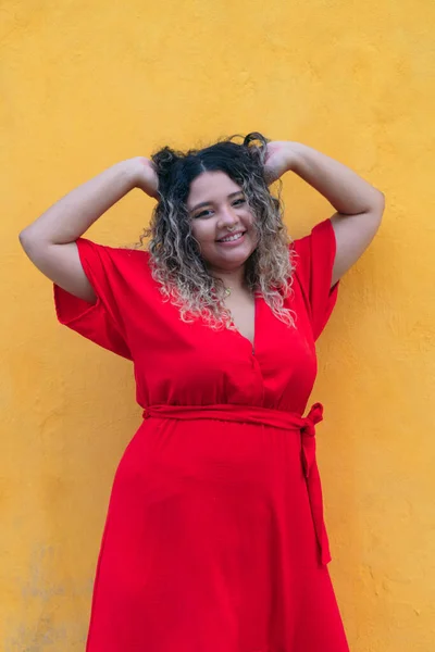 Hispanic Woman Walking City Streets Enjoying Life Overweight Young Woman — Stock Photo, Image