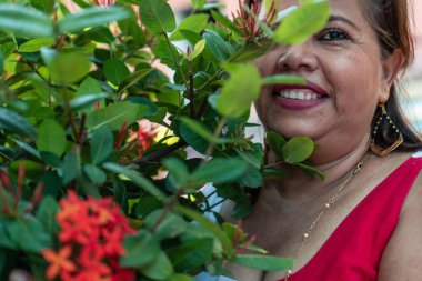 Öğleden sonra parkta gülümseyen bir kadının portresi..