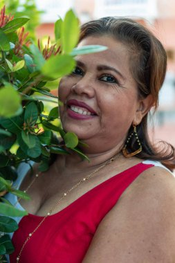 Parkta ellilerinde çekici bir kadın.