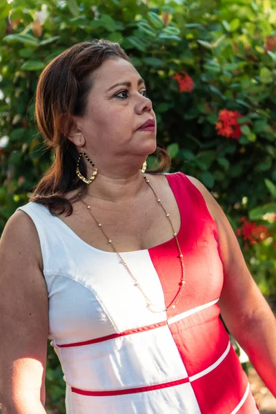 Öğleden sonra parkta oturan çekici bir kadının portresi..