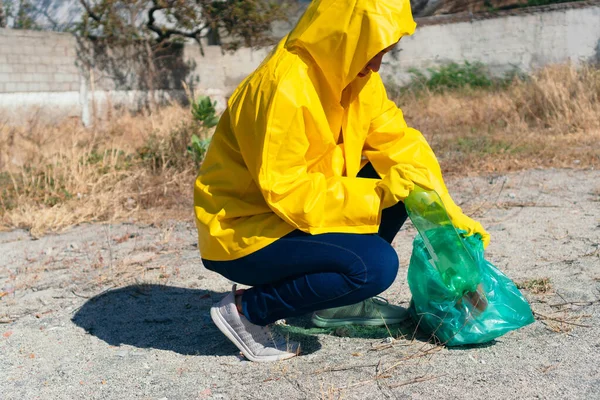 Ung Kvinna Regnrock Samla Plast Det Fria — Stockfoto