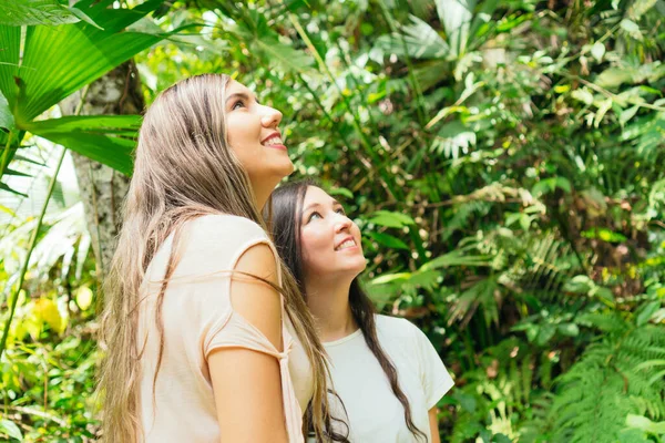 Hispanische Frauen Spazieren Regenwald — Stockfoto