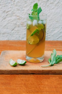 Tahtada naneli, limonlu ve buzlu alkollü mojito kokteyli.