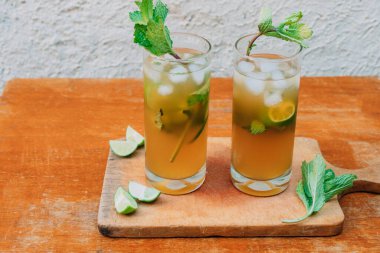 Ahşap masada mojito kokteylleri