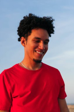 Açık havada kıvırcık saçlı genç bir İspanyol 'un portresi.